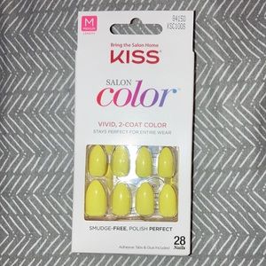 Kiss glue on nails